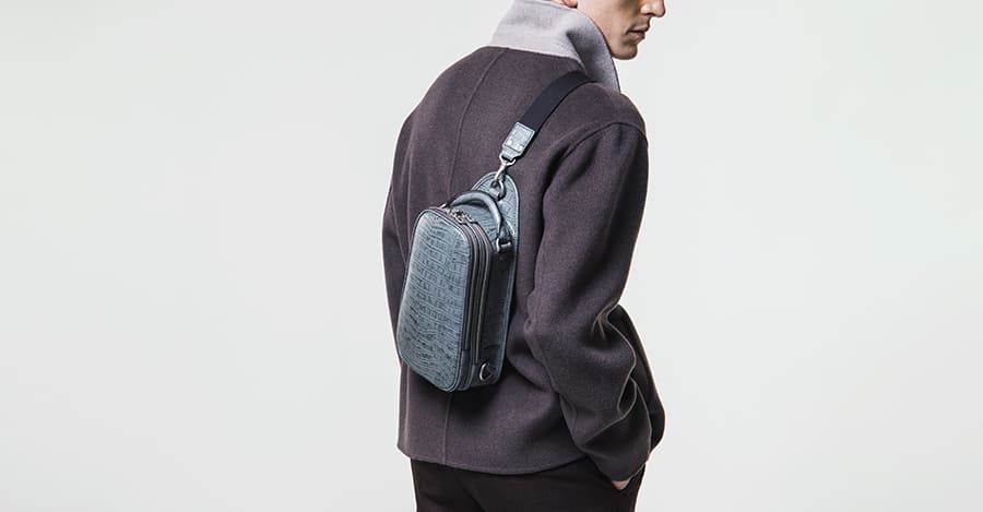 レザーボディバッグ