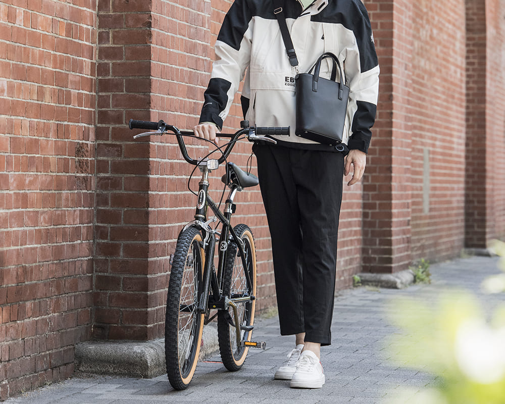 No.06 クラシック ミニショルダーバッグ 着用イメージ